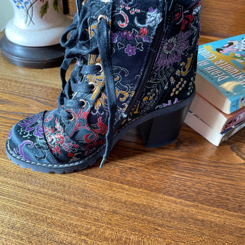 Diba embroidered bootsBeautiful embroidered black boots Never worn bought at DSW